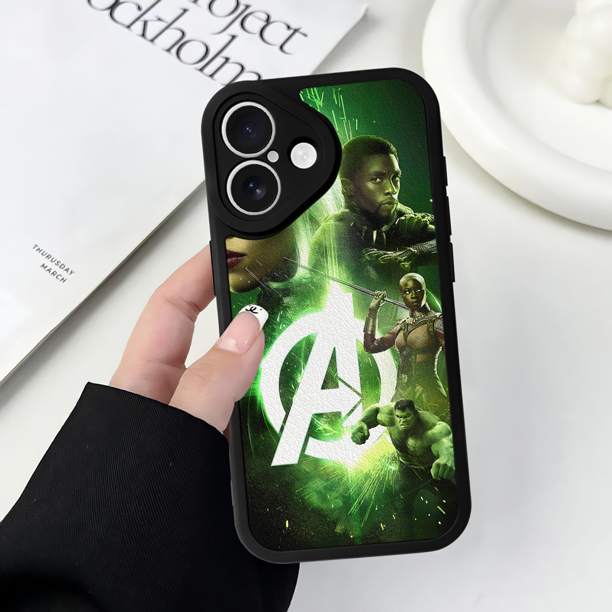 （画像用） アベンジャーズ The Avengers 【iPhone 16シリーズ対応】シリコンスマホケース（レザー調） 材質：シリコン